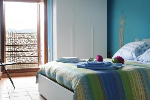 Papigno的住宿－Il Rifugio di Cleo，一间卧室配有带毛巾的床