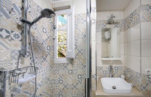 Papigno的住宿－Il Rifugio di Cleo，带淋浴和盥洗盆的浴室