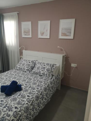 プラヤ・オンダにあるCasa Merlín Arenaのベッドルーム1室(青い枕付きのベッド1台付)