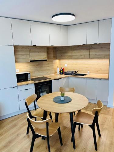 een keuken met een tafel en stoelen bij Modern appartment in Banská Bystrica