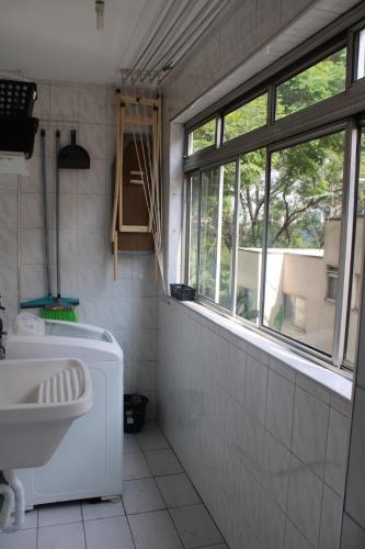 ห้องน้ำของ Apartamento confortável rodeado de verde e serviços