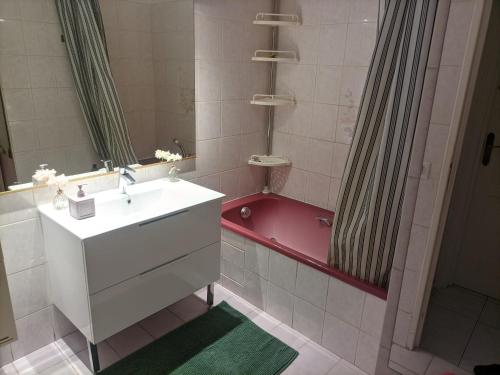 a bathroom with a sink and a bath tub at Pointe Rouge à 2mn de la plage - avec petite vue mer in Marseille