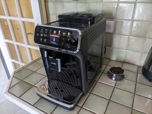 une cafetière assise au-dessus d'un comptoir dans l'établissement Pointe Rouge à 2mn de la plage - avec petite vue mer, à Marseille