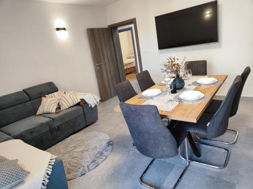 een woonkamer met een tafel en een bank bij Apartment Ruža in Trogir