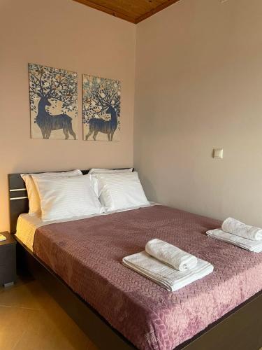 - une chambre avec un lit et 2 serviettes dans l'établissement Villa Olvia, à Kanallákion