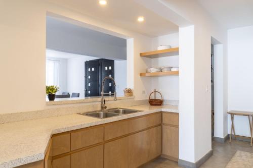 a kitchen with a sink and a mirror at CASa SENECA in La Paz