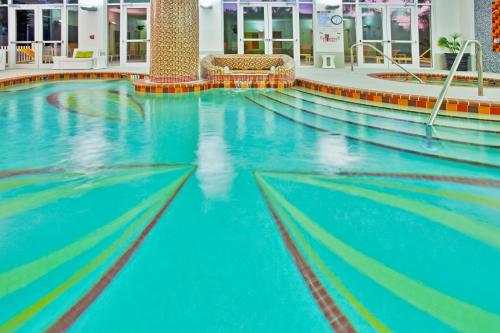 una piscina de agua azul en un edificio en DoubleTree by Hilton Sarasota Bradenton Airport en Sarasota