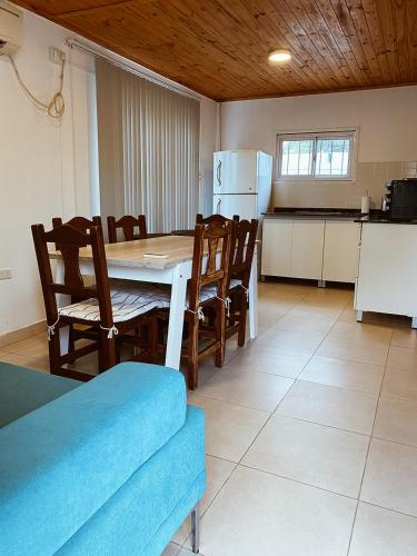 a living room with a table and chairs and a kitchen at Finca Amankay con alojamiento para 5 personas in Santiago del Estero