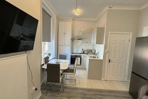 A kitchen or kitchenette at Modern 2-Bedroom Apartment-Dublin City