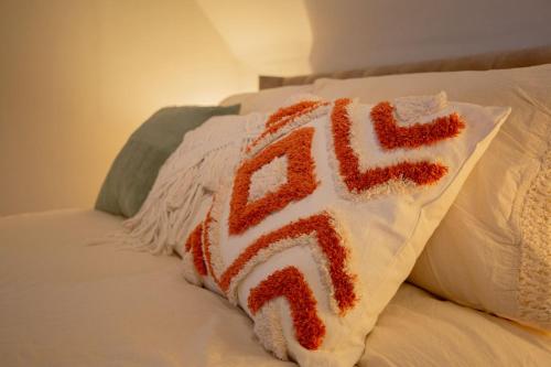 poduszkę z numerem na łóżku w obiekcie Countryside Loft in Bridgnorth w mieście Bridgnorth