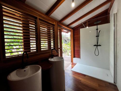 La salle de bains est pourvue de 2 lavabos et d'une baignoire. dans l'établissement Rev Papa Mwen, au Diamant