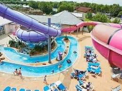 einen Wasserpark mit Rutsche und Pool in der Unterkunft Lovely 3 Bed Caravan near to beach 5 star Reviews in Cleethorpes