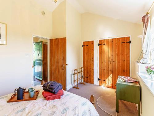 - une chambre avec un lit et des placards en bois dans l'établissement 1 Bed in Lamberhurst 79180, à Wadhurst