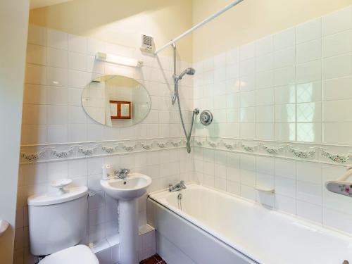 La salle de bains est pourvue de toilettes, d'un lavabo et d'une baignoire. dans l'établissement 1 Bed in Lamberhurst 79180, à Wadhurst