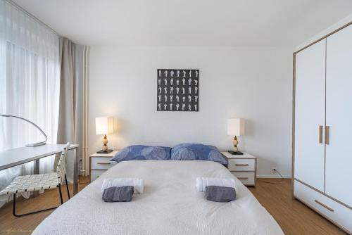 Möblierte Zimmer - gratis Parkplatz في برن: غرفة نوم بسرير كبير عليها وسادتين