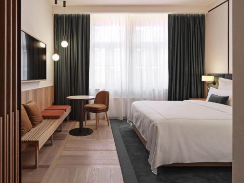 um quarto de hotel com uma cama e uma mesa em ComFo inn em Sītāmarhi