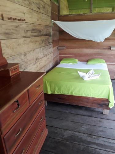- une chambre avec un lit dans une cabane en bois dans l'établissement Pacaya Samiria Camping, 