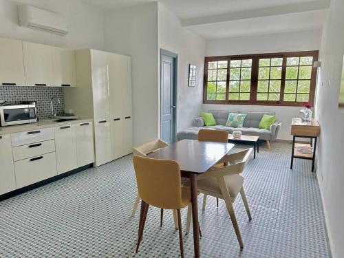 eine Küche und ein Wohnzimmer mit einem Tisch und Stühlen in der Unterkunft Apartamento en Casco Viejo de Panamá in Panama-Stadt