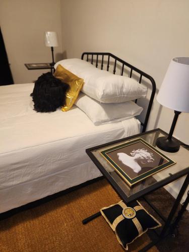 Un pat sau paturi într-o cameră la Luxury To Enjoy