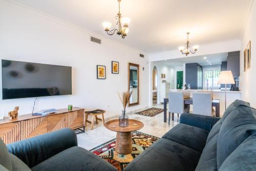 ein Wohnzimmer mit Sofa und Tisch in der Unterkunft La Cala de Mijas Miraflores in Mijas