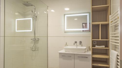 une salle de bain blanche avec un lavabo et une douche dans l'établissement Preize Serenity Suite 1 - Hypercentre - 2 pers., à Troyes