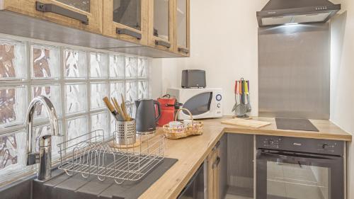 Il comprend une cuisine équipée d'un évier et d'un séchoir à vaisselle. dans l'établissement Preize Serenity Suite 1 - Hypercentre - 2 pers., à Troyes