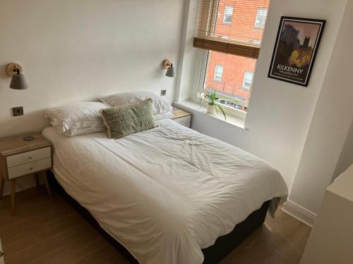 都柏林的住宿－Dorset Street Upper，卧室内的一张带白色床单和枕头的床