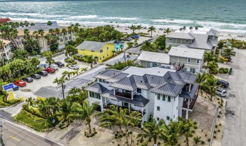 una vista aérea de una casa y de la playa en Swanky Bubbles, 9 beds, 11 bathrooms, pet-friendly with a rooftop deck and steps away to the beach! en Holmes Beach