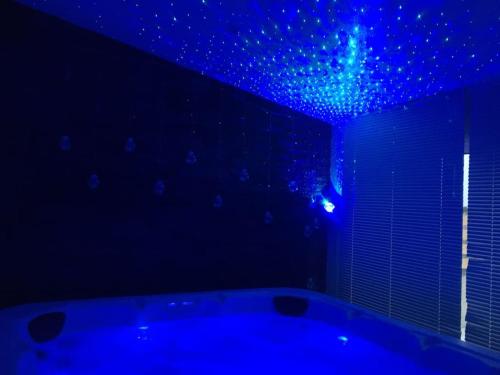 a blue room with a tub and a blue ceiling at Maison vue mer avec Jacuzzi in Gâvres