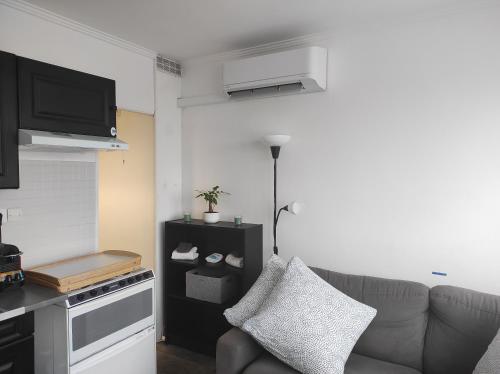 un salon avec un canapé et une cuisine dans l'établissement L'antre de MER 