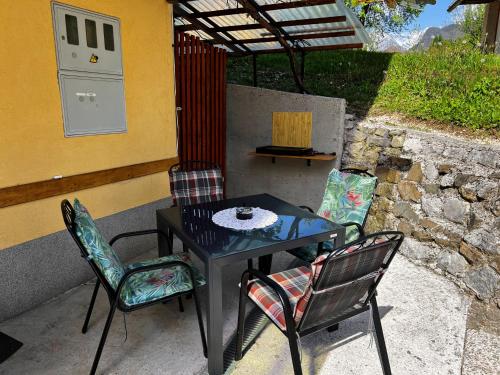 una mesa y sillas en un patio en Apartma ANAYA en Bovec