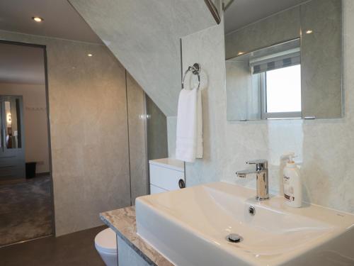 bagno con lavandino, servizi igienici e specchio di The Laurels a Fraserburgh