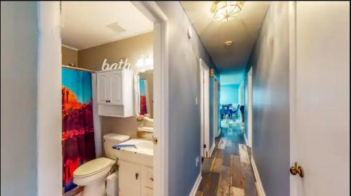 een badkamer met een toilet en een wastafel bij Villa Vesta in Michigan City