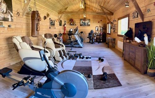 une salle de sport avec des chaises et un tapis de course dans l'établissement le 438 baie de somme bis, à Chépy