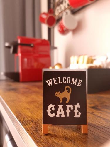 a sign that says welcome cafe on a counter at Apartment Sol Dolcevita in Njivice