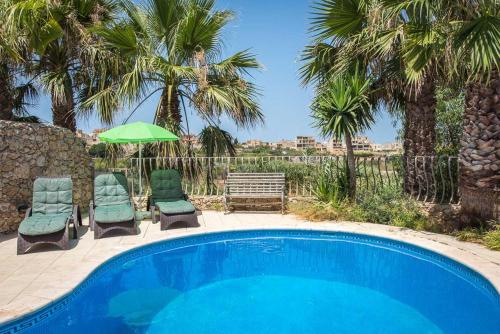 La alberca dentro o cerca de 4 Bedroom Holiday Home with Private Pool & Views