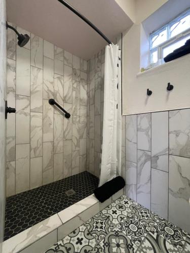 Rainbow Motel في غريلي: حمام مع دش وباب زجاجي