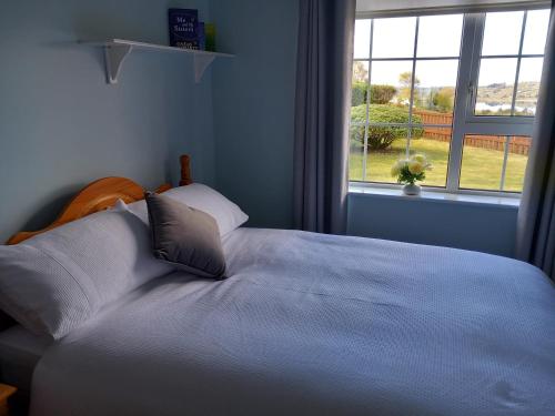 Un pat sau paturi într-o cameră la Lake View House