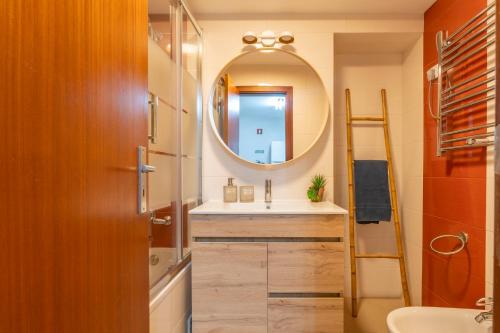 een badkamer met een wastafel en een spiegel bij Superb Apartments Overlooking Graça in Lisbon in Lissabon