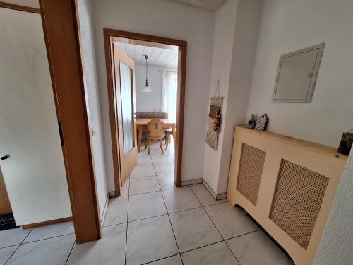 a hallway with a door leading to a dining room at Ferienwohnung im Grünen in Zaberfeld