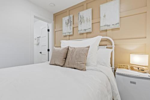 1 dormitorio con 1 cama blanca y 2 cuadros en la pared en The Morris at The Rise Retreat (L4), en Hood