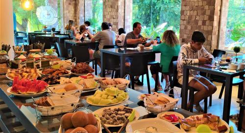 stół z wieloma talerzami jedzenia w obiekcie Cabañas del Cerro w mieście Valle Grande