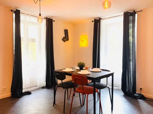 uma sala de jantar com uma mesa preta e cadeiras em Black em Ensisheim