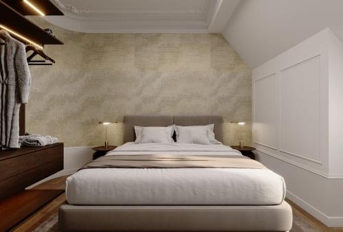 1 dormitorio con 1 cama grande con sábanas blancas en Park Lane Copenhagen, en Hellerup