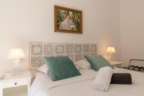 2 Betten mit grünen und weißen Kissen im Schlafzimmer in der Unterkunft Bien d'exception en face du Palais des Papes in Avignon