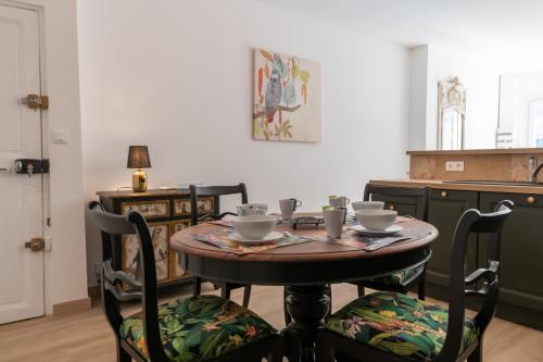 - une cuisine avec une table et deux chaises dans l'établissement Bien d'exception en face du Palais des Papes, à Avignon