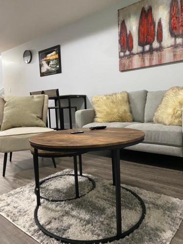 sala de estar con mesa y sofá en Exquisite Guest suite in Saskatoon en Saskatoon