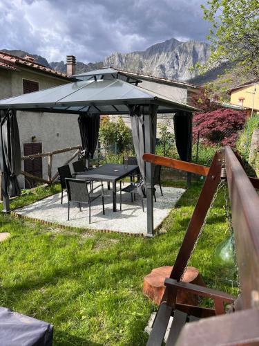 una mesa de picnic con una sombrilla en un patio en Casa vacanze A&P, en Azzano