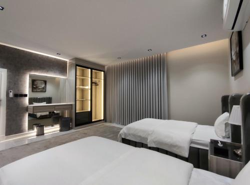 um quarto de hotel com duas camas e uma lareira em فلل لافيندا الفندقية em Riade