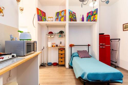 eine kleine Küche mit einer Theke und einer Mikrowelle in der Unterkunft GuestHouse Pet's Friendly in Quattromiglio
